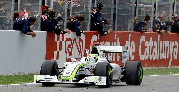 Jenson Button v monopostu Brawn GP vítězí v Barceloně.