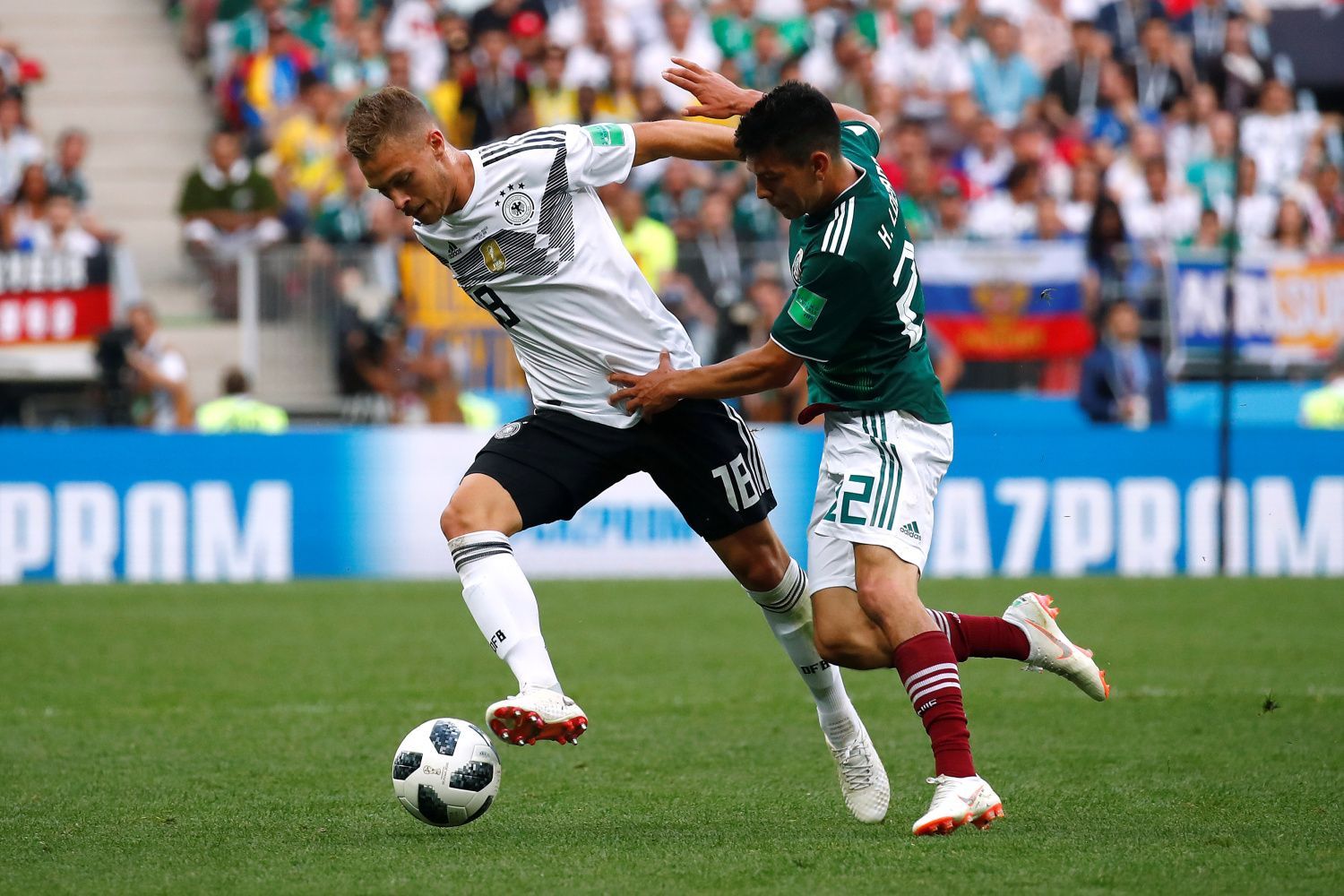 Joshua Kimmich a Hirving Lozano v zápase Německo - Mexiko na MS 2018