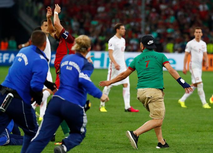 Euro 2016, Polsko-Portugalsko: portugalský výtržník na hřišti