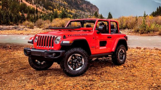 Jeep Wrangler ani v nové generaci nepřišel o sklápěcí přední sklo a třídveřovou karosérii.