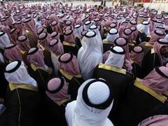 Saúdští muži vyjadřují podporu novému korunnímu princi Najífovi.