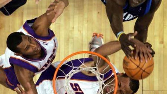 Shawn Marion a Francouz Boris Diaw z Phoenix Suns v podkošovém souboji s DeSagana Diopem z Dallasu Mavericks.