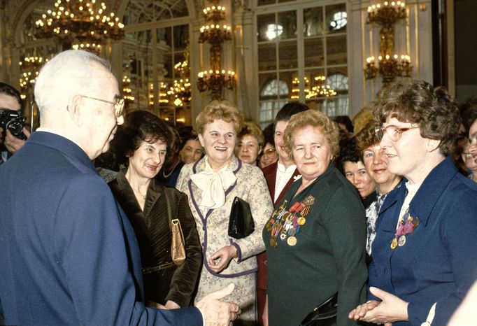 Oslava svátku Mezinárodního dne žen v Československu na archivních snímcích.