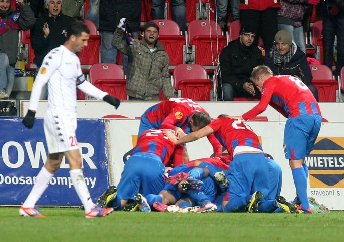 Fotbalisté Plzně slaví gól v utkání proti Hapoelu Tel Aviv během Evropské ligy 2012/13.