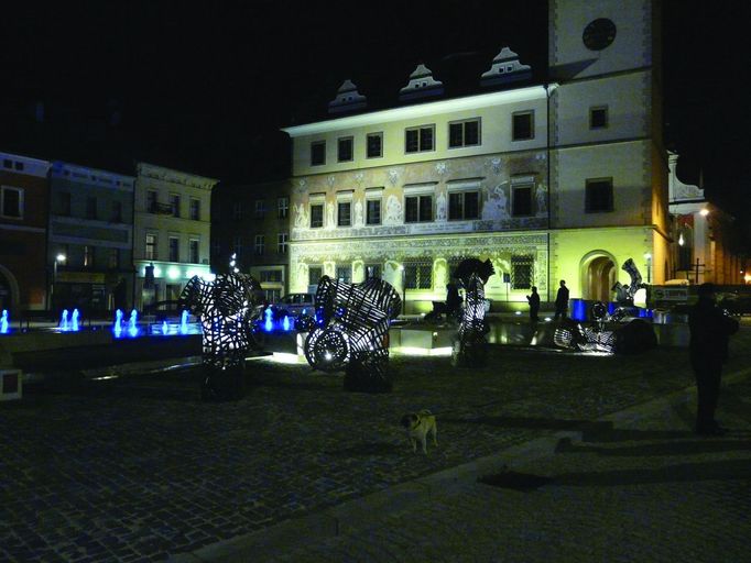 Revitalizace Staroměstského náměstí,Mladá Boleslav Autor: Ing. arch. Dalibor Hlaváček doc. Ing. arch. Michal Hlaváček Ing. arch. Petr Herman Ing. arch. Pavla Hlaváčková Ing. arch. Zdeněk Holek Ing. arch. Ludvík Holub Ing. arch. Pavel Lupač Ing. arch. Karel Musil Ing. arch. Tomáš Skřivan Ing. Drahomír Stroupek Ing. arch. Daniela Šimková Ing. arch. Veronika Trachtová Ing. Jindřich Trch MgA., Mgr. Veronika Psotková Hlaváček & partner, s.r.o. Dodavatel: BÖGL a KRÝSL, k.s. Investor: Statutární město Mladá Boleslav