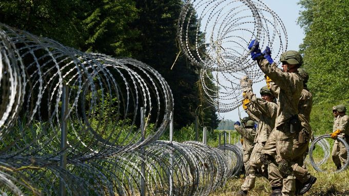 Stavba plotu na litevsko-běloruské hranici.