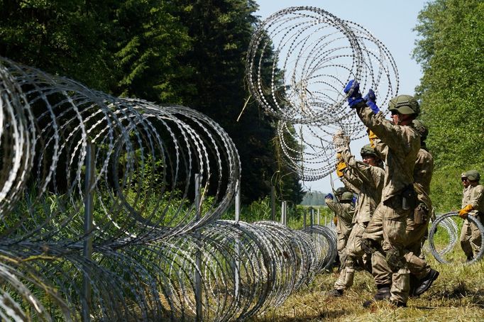 Stavba plotu na litevsko-běloruské hranici.