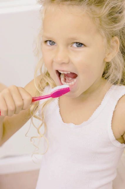 Dívka si čistí zuby