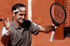 Federer září. V Paříži neztratil ani set a je nejstarším čtvrtfinalistou od roku 1991