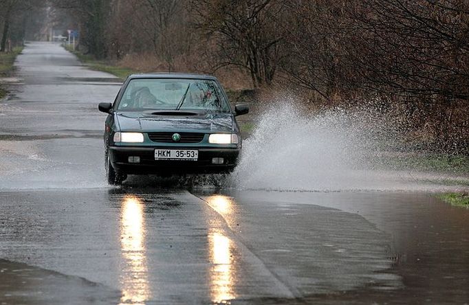 Silnice mezi Opatovicemi nad Labem a Vysokou nad Labem zůstala v pondělí zčásti uzavřená. Průjezdnost komplikovala řeka, která se vylila z koryta.