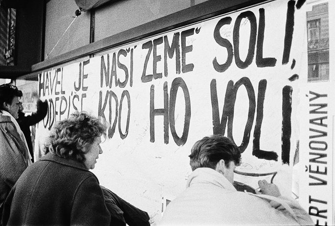 Unikátní fotografie ze zákulisí Václava Havla z období Sametové revoluce. Období mezi léty 1989-90.