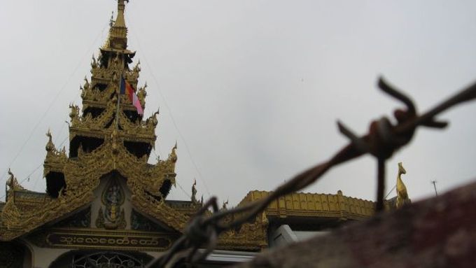 Zátarasy s ostnatým drátem u pagody Sule v centru Rangúnu