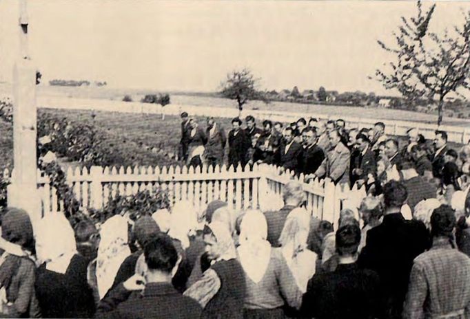 Český Malín přibližně v roce 1960 při konání pietního aktu k uctění oběti masakru.