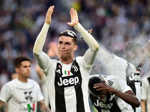 Cristiano Ronaldo, největší hvězda fotbalového Juventusu, při víkendových oslavách zisku italského titulu