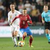 Vladimír Darida a Jordan Henderson v utkání kvalifikace ME 2020 Česko - Anglie