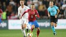 Vladimír Darida a Jordan Henderson v utkání kvalifikace ME 2020 Česko - Anglie