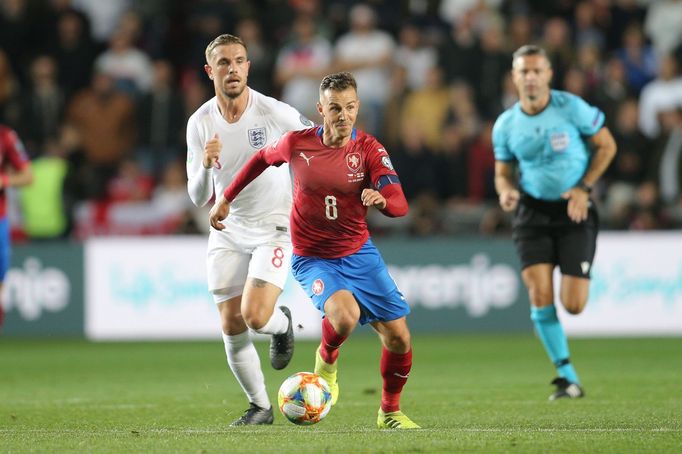 Vladimír Darida a Jordan Henderson v utkání kvalifikace ME 2020 Česko - Anglie