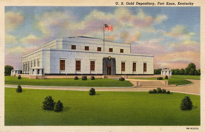 Pohled na trezorovou budovu United States Bullion Depository v areálu pevnosti Fort Knox ve státě Kentucky v USA. Archnivní kolorovaný snímek z roku 1940.