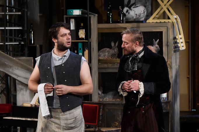 Jan Lefner v roli Číšníka a Petr Panzenberger jako Ivan Alexandrovič Chlestakov.
