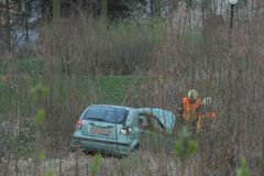 Řidička se zřítila z 20metrového svahu, nezranila se