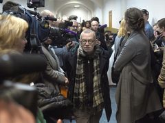 Lev Rubinštejn v roce 2017 přišel k soudu podpořit kritika Kremlu, režiséra Kirilla Serebrennikova.