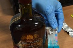 Muž zkoušel do Česka propašovat rozpuštěný kokain v lahvích od alkoholu, chytili ho na letišti