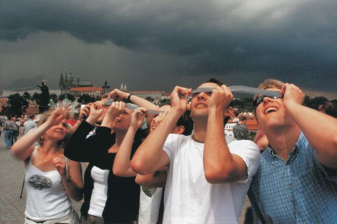 Turisté pozorují zatmění slunce, Praha 11. srpna 1999.