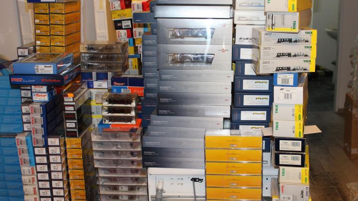 Vylákali dotace na smyšlené vědecké projekty, miliony utratili za vláčky či bagr; Zdroj foto: Policie ČR