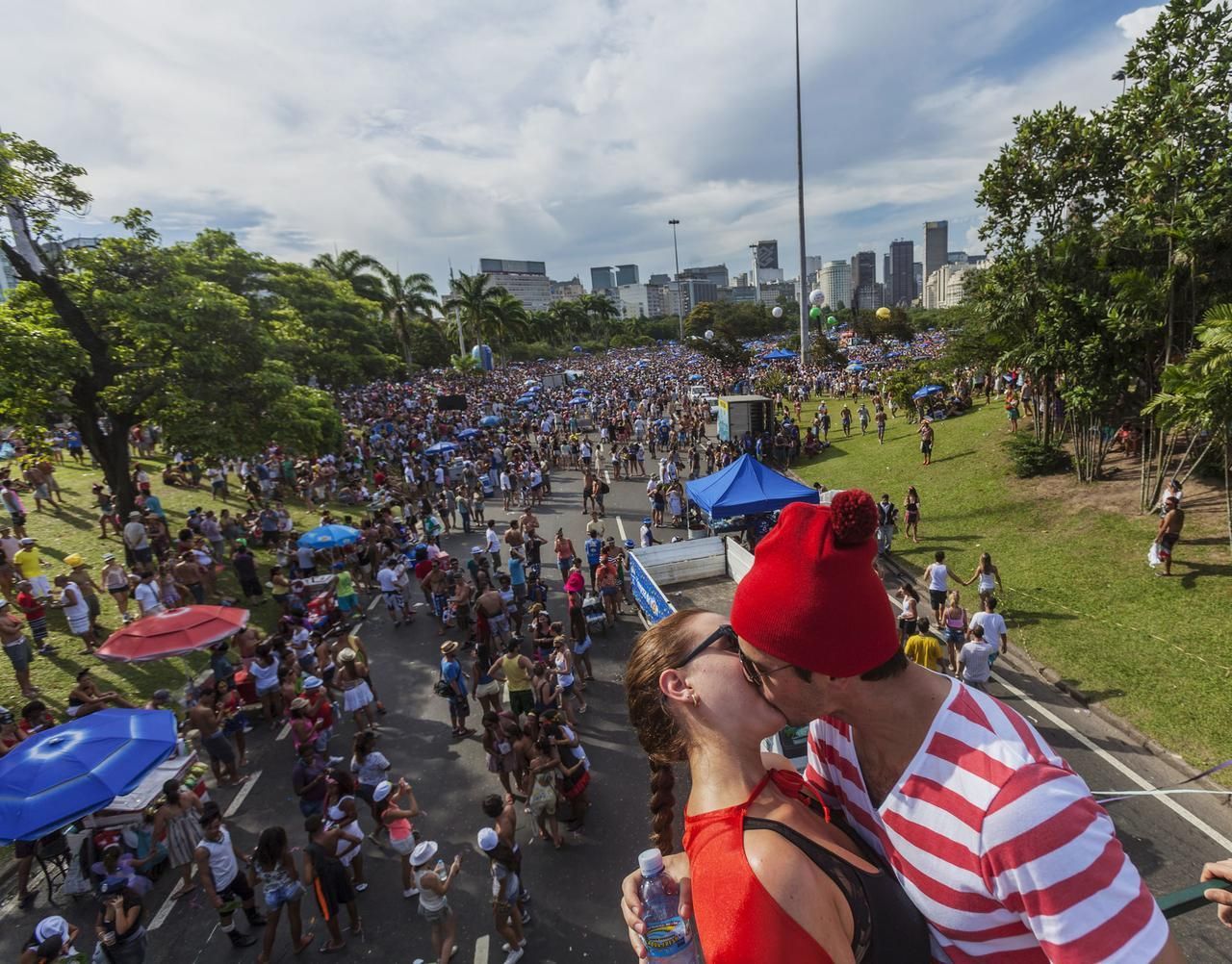 Fotogalerie: Pestrobarevná podívaná z prostředí brazilského karnevalu