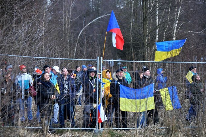 Fanoušci za branami areálu v Novém Městě na Moravě během sprintu žen v rámci SP