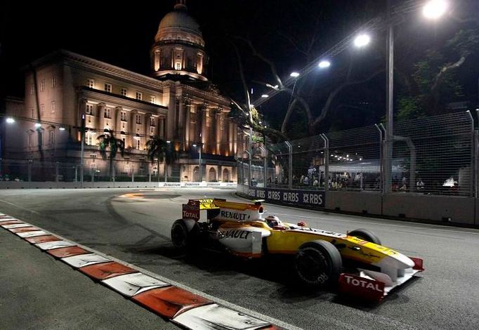 Alonso na okruhu v Singapuru