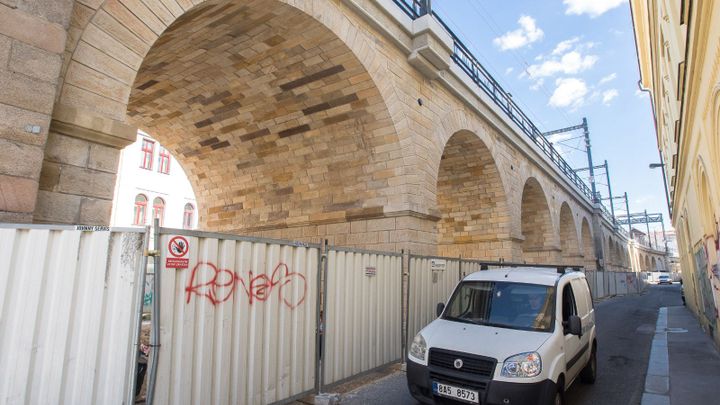 Opravený Negrelliho viadukt ničí sprejeři. SŽ najme hlídače, jinde graffity objednala; Zdroj foto: Aktuálně.cz