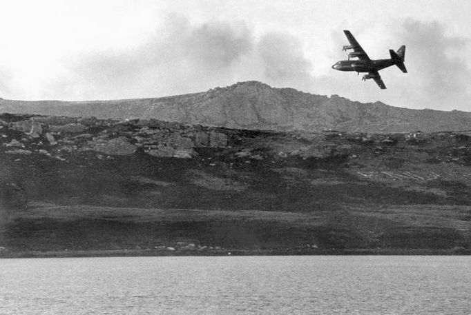 Argentinské vojenské nákladní letadlo Hercules C-130 letí do Puerto Argentina (Archivní snímek z května 1982)