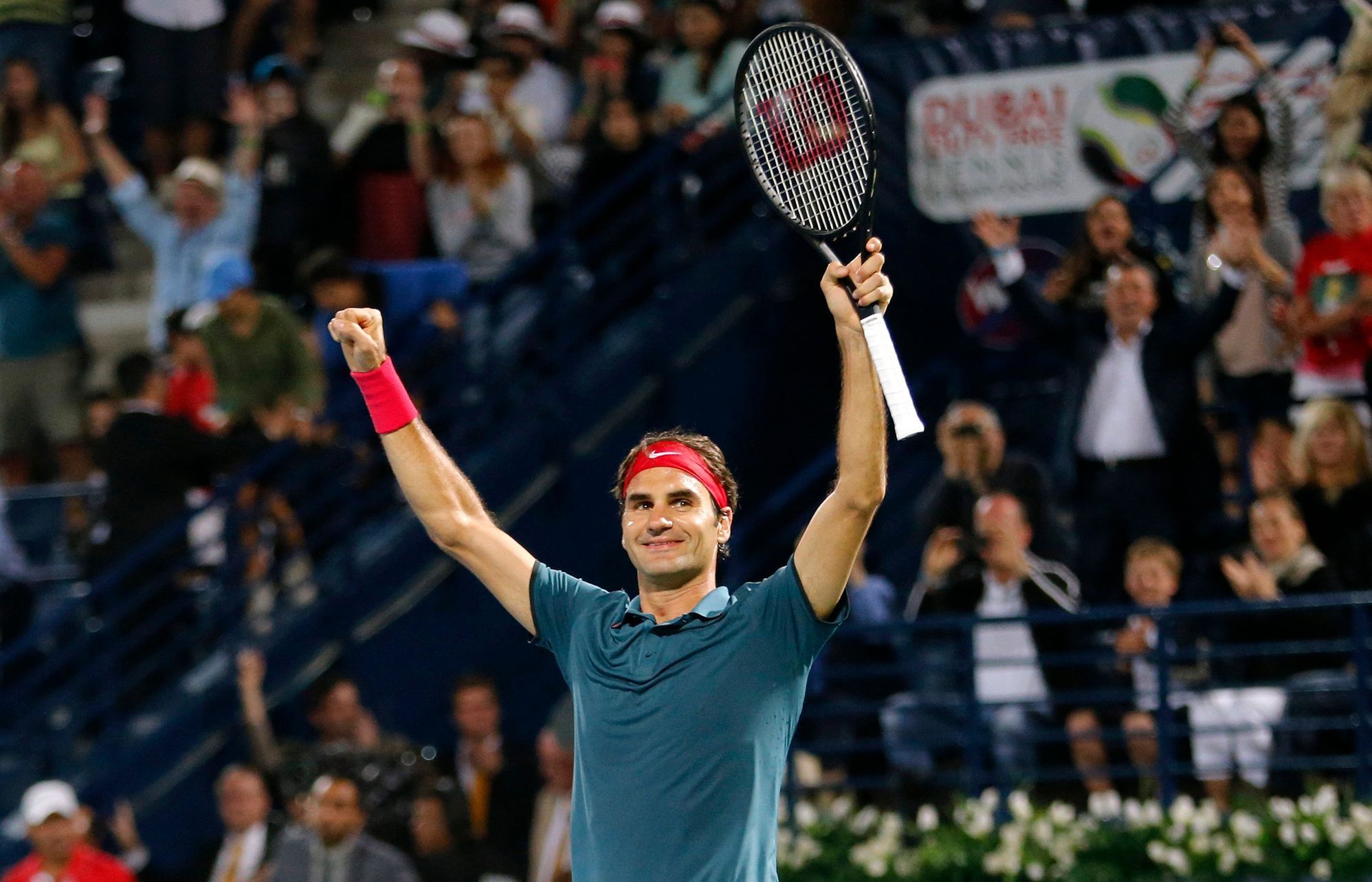 Roger Federer slaví triumf ve finále turnaje v Dubaji nad Tomášem Berdychem