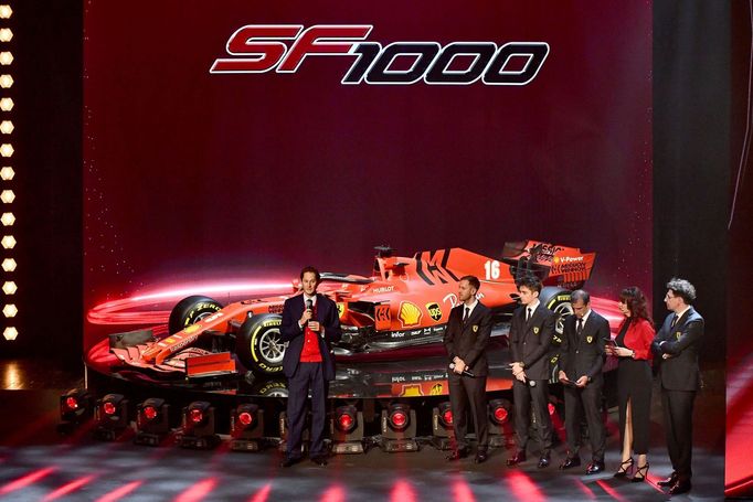 Monopost formule 1 Ferrari SF 1000 pro sezonu 2020 při prezentaci v divadle v městě Reggio Emilia