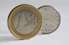 Euro za 26,20 koruny. Po konci intervencí bude kurz pohyblivější než dosud, čekají analytici