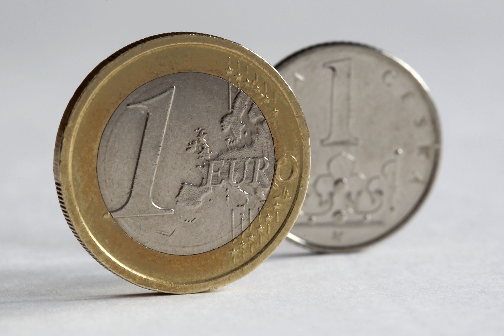 Koruna, euro - ilustrační foto