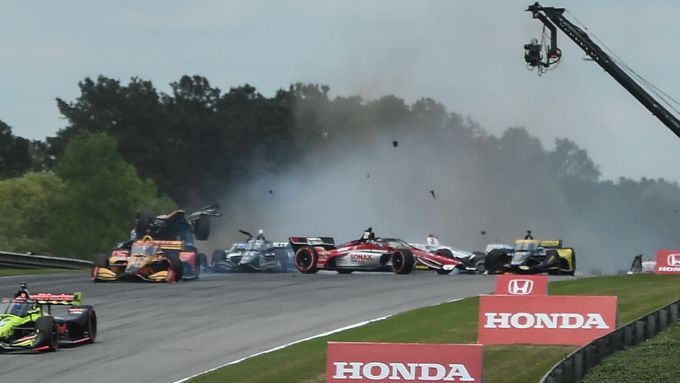 Podívejte se na havárii po startu závodu IndyCar Grand Prix of Alabama.
