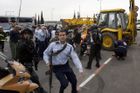 Palestinec v buldozeru útočil v Jeruzalémě na auta