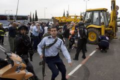 Palestinec v buldozeru útočil v Jeruzalémě na auta