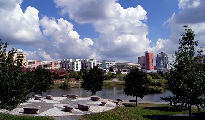 Centrum Prahy 13 (JZM - Jihozápadní Město) - Nové Butovice Praha 13.  ..."Ivo Oberstein navrhoval sídliště s velkou pozorností k detailu a sociálním aspektům, urbanismus je důkladně promyšlen, maximálně se snažil využít či zachovat okolní prostředí a do projektu zapojoval také mladší architekty, jako T. Brixe či V. Králíčka, kteří měli možnost se „volně" projevit a doplnit svými postmoderními vstupy charakter sídliště. Výtvarná díla od umělců jako jsou Magdalena Jetelová, Kurt Gebauer či Jaroslav Róna pak vytváří jakási zastavení na cestách," přibližuje Obersteinovu tvorbu Archiweb v poznámkách k cyklu přednášek Kruhu Matadoři/Matadorky.