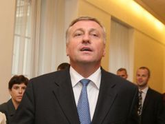 Mirek Topolánek přichází do sněmovny vyjednat podporu pro svůj kabinet.