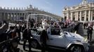 Pope Benedict XVI waves to the faithful after arriving in St Peter's Square to hold his last general audience at the Vatican February 27, 2013. The weekly event which would normally be held in a vast auditorium in winter, but has been moved outdoors to St. Peter's Square so more people can attend. The pope has two days left before he takes the historic step of becoming the first pontiff in some six centuries to step down instead of ruling for life. REUTERS/Max Rossi (VATICAN - Tags: RELIGION) Published: Úno. 27, 2013, 10:06 dop.