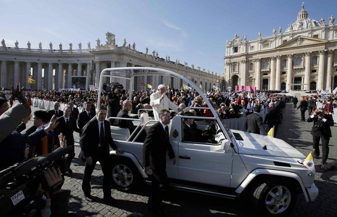 Pope Benedict XVI waves to the faithful after arriving in St Peter's Square to hold his last general audience at the Vatican February 27, 2013. The weekly event which would normally be held in a vast auditorium in winter, but has been moved outdoors to St. Peter's Square so more people can attend. The pope has two days left before he takes the historic step of becoming the first pontiff in some six centuries to step down instead of ruling for life. REUTERS/Max Rossi (VATICAN - Tags: RELIGION) Published: Úno. 27, 2013, 10:06 dop.