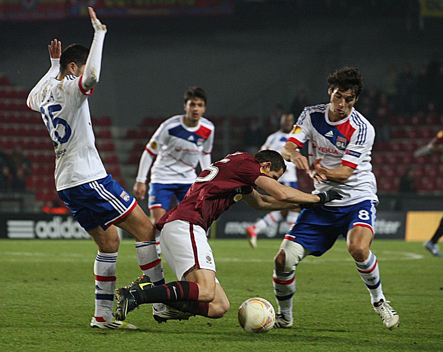 Fotbalisté Sparty Praha v utkání Evropské ligy proti Olympique Lyon.