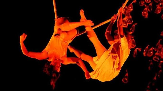 Představení Kabaret projektu Lacrimae udivuje akrobatickými výkony