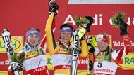 Stupně vítězek ve slalomu na MS ve Val d'Isere: Zleva druhá Šárka Záhrobská, vítězka Maria Rieschová a třetí Finka Tanja Poutiainenová.