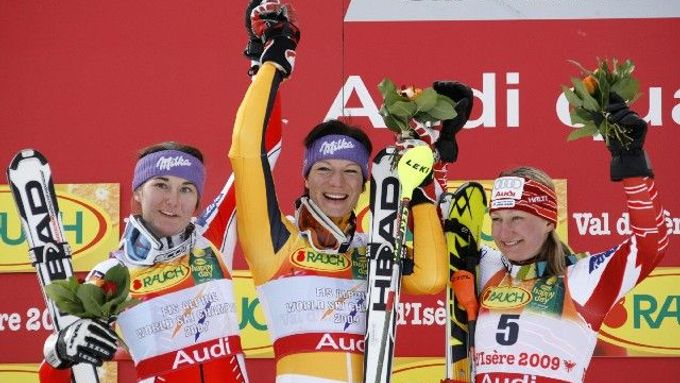 Stupně vítězek ve slalomu na MS ve Val d'Isere: Zleva druhá Šárka Záhrobská, vítězka Maria Rieschová a třetí Finka Tanja Poutiainenová.