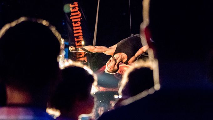 Foto: Začal festival Letní Letná. Akrobati nového cirkusu vystoupili pod širým nebem