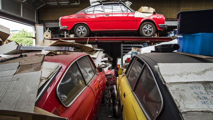Veteránský poklad. V holandské garáži spí pod prachem a krabicemi desítky škodovek